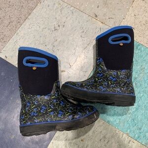 Bogs Kids' Black and Blue Dog Pattern Boots